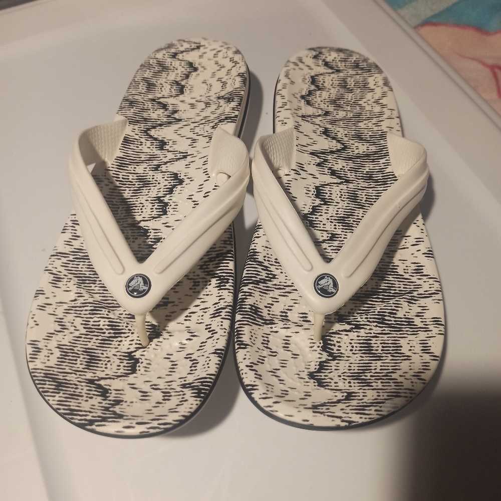 Crocs Size 10 CROCBAND CARDIO WAVE FLIP White Black Sandals Women's Shoes
